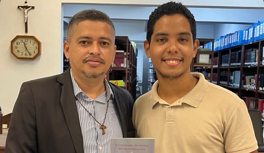 | OBSERVATÓRIO DOS EGRESSOS | Livro Publicado por egresso do curso de filosofia passa a integrar o acervo da biblioteca da FACMA
